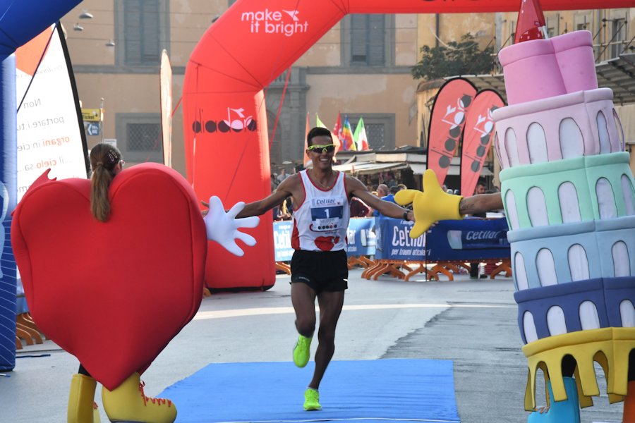 Daniele Meucci al traguardo della Pisa Half Marathon